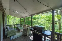 Hot Tub+Fire Pit, Fireplace, Grill, WiFi, Resort Access, Pet Friendly, Skiing!