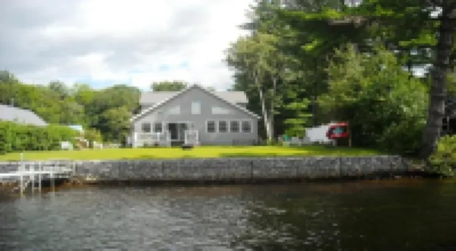 Beautiful Waterfront - Skiing/Snowboarding/Snow Mobile near house