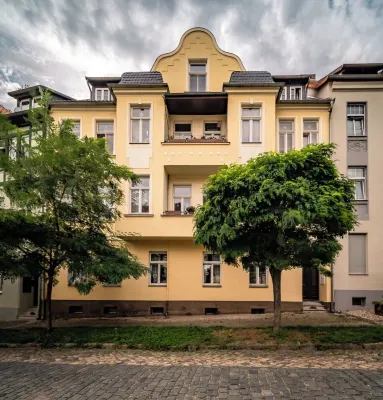 Bright and central apartment with 2 bedrooms, 100 m² living space Hotel in zona St. Wiperti