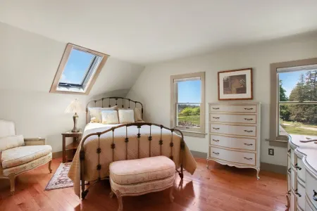 Spacious, Newly Remodeled House With Chef Kitchen On The Ocean