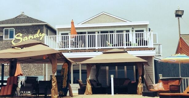 Amazing Ocean Front 2 Story Home, Steps Away From The Water Các khách sạn ở Westerly