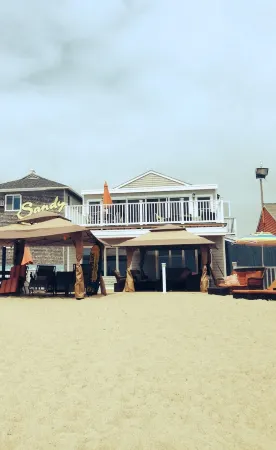 Amazing Ocean Front 2 Story Home, Steps Away From The Water Отели в г. Уэстерли