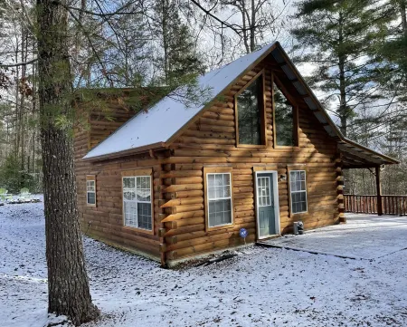 Beautiful real log cabin - hot tub, pool table, great view, WI-FI Internet