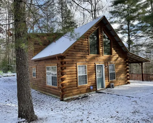 Beautiful real log cabin - hot tub, pool table, great view, WI-FI Internet