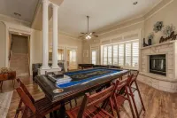 Gorgeous 4900 square foot pool & spa home minutes from Lake Travis and winery - Private Pools