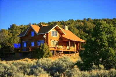 Cabin overlooks Moab and appeals to folks wanting to experience peace & quiet.