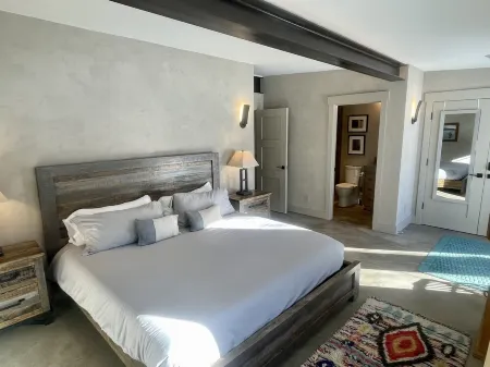 Luxury Home in Town, Hot Tub, Movie Theater, Large Fenced In Yard ⛰ Отели в г. Крестед-Батт