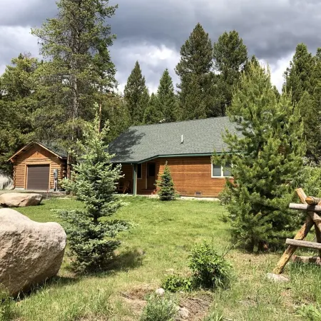 Outstanding Crandall Cabin minutes from Yellowstone, ready for your adventure!