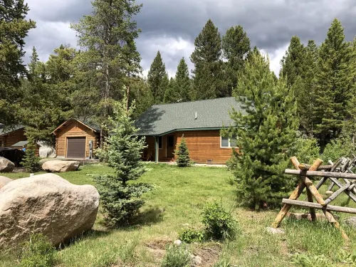 Outstanding Crandall Cabin minutes from Yellowstone, ready for your adventure!