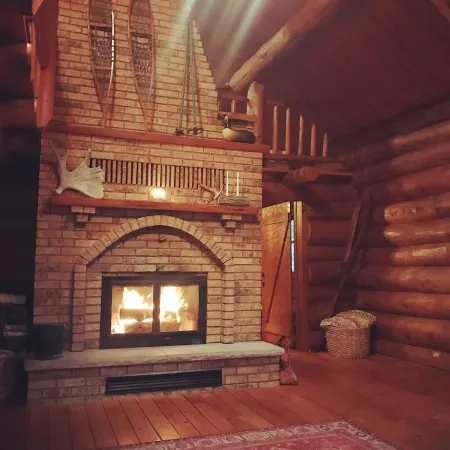 Quiet Lakeside log cabin with teaching/studio space available for retreats.