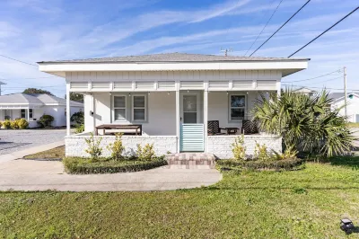 Kure Cabana~Cottages @ Kure~ Beach, Fishing, Pool, Walk to Pier, Parking