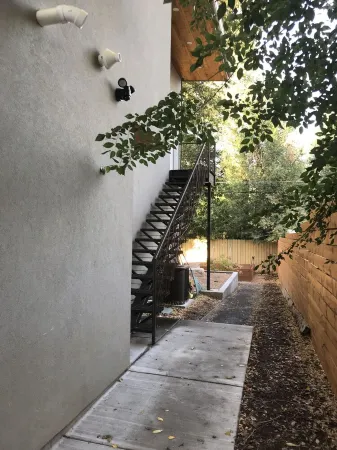 Beautiful newly updated home in Boulder! Entrance on side of house up stairs. Отели рядом с достопримечательностью «Университет штата Колорадо в Боулдере»