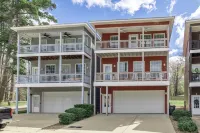 LAKEFRONT HOME, Private Dock Access, Boat Launch & Kayaks! Hotels near Lake Hamilton