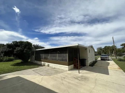Waterfront Fishing Retreat. Near Dunns Creek, Crescent Lake, St John's River