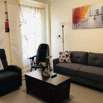 Cozy-Chic Urban Retreat - King bed, washer/dryer