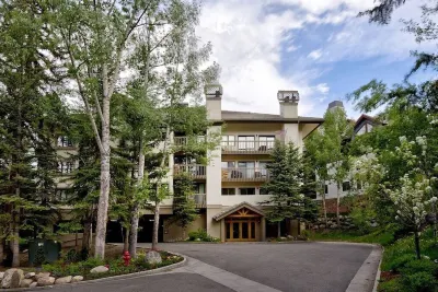 Spacious 3-bedroom penthouse condo, walk or ski to lifts, village and hot tub! Hotels in 
