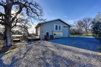 Amazing Log Cottage with Hot Tub & Barrel SaunaNEW LISTING) Hooverville Orchards附近的飯店