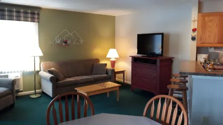 2BR condo near Recreation Center, pool, hot tub and many more Отели в г. North Woodstock