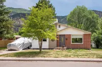 Family Home Across from Rio Grande Trail, Near Downtown and Hot Springs Pools! High Country Gems And Minerals附近的飯店