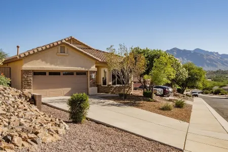 Relaxing Vacation with Catalina Views & EV Charging 21315404 Отели рядом с достопримечательностью «Тохоно Чул | Гарденс, Галлерис, энд Бистро»