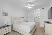 Walk to the Beach/Pool 2/2 Newly Renovated Condo