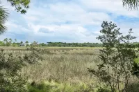 Discounted monthly stays, pet friendly, 5 min to town, deck with marsh view