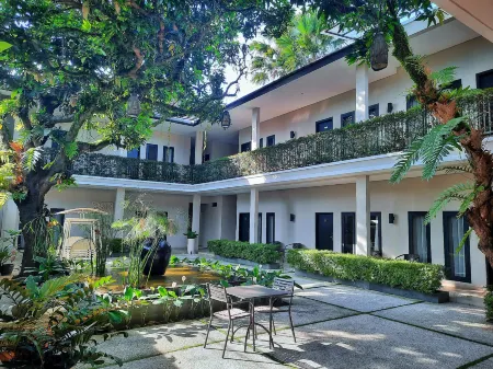 Doho Homestay Отели в г. Джембер