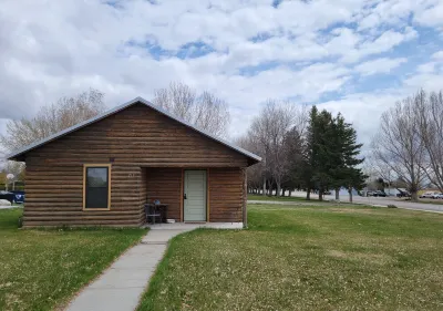 Renovated Cabin between Yellowstone and Big Horn Mountains Hotels near Bighorn Canyon National Recreation Area - Cal Taggart Visitor Center