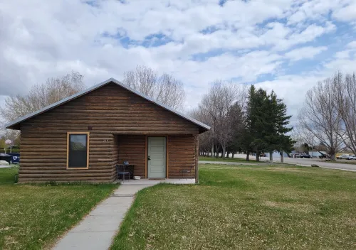 Renovated Cabin between Yellowstone and Big Horn Mountains