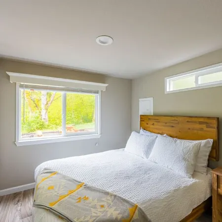 Rainforest Tiny Home Retreat: Rustic