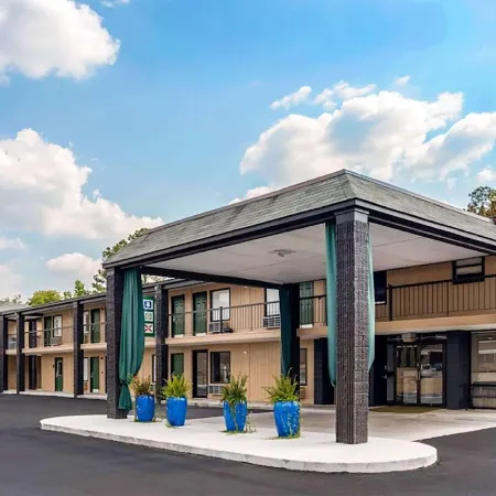 Super 8 by Wyndham Daleville/Fort Novosel