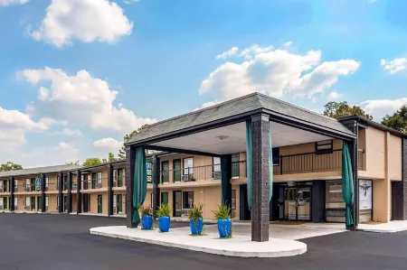 Super 8 by Wyndham Daleville/Fort Novosel