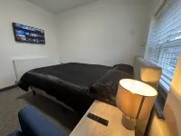 Private En-Suite Room in Town, Close to Hospital