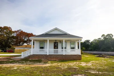 Cozy Cowan Road Cottage- a feel of the Mississippi Gulf Coast. Hotels near Lynn Meadows Discovery Center