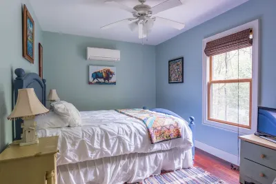 Cabin in a Wooded Private Paradise - 7 Miles From Downtown Asheville! HOT TUB!