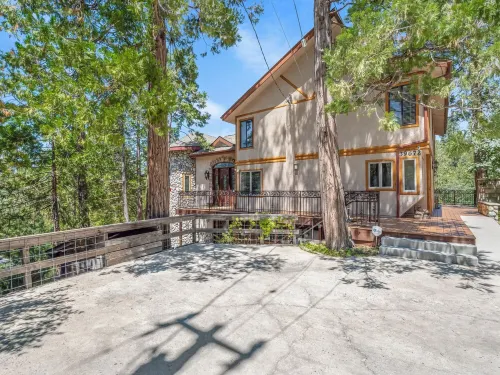 Bass Lake Cabin—Lake Views, BBQ: 4,000+ SQ FT!