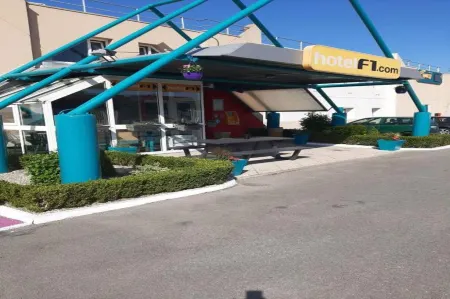 Hotelf1 Calais Coquelles Отели рядом с достопримечательностью «Les Baraques Military Cemetery»