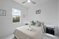 Modern Vacation Home Fully Fences Near Airport