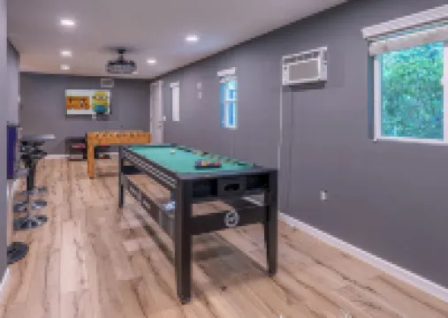 New! Private Oasis W Pool, Outdoor BBQ & Gameroom!!