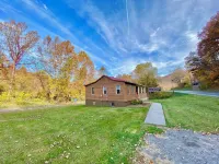 Cozy river front log cabin close to, Seneca Rocks, Dolly Sods, Spruce Knob Hotels near Seneca Rocks Discovery Center