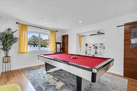 Huge 8 BR Heated Pool HotTub Tropical Oasis Villa