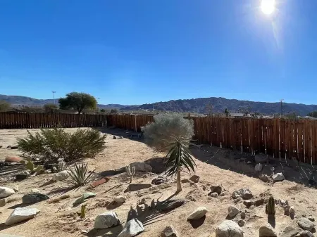 Desert Trails Artist Getaway Отели рядом с достопримечательностью «Bowladium»