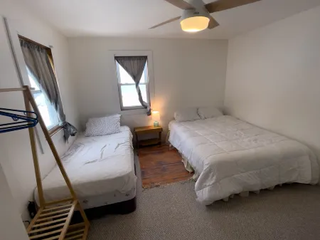 Beautiful Lake House & Spacious 4 BR