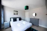 Eighty-Eight, Cathedral View with Private Parking & EV Charger - balcony
