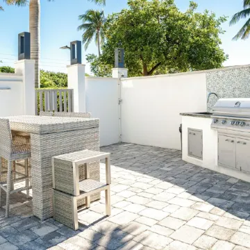 Modern 2BR/2BA with Balcony- Directly Across from the Beach