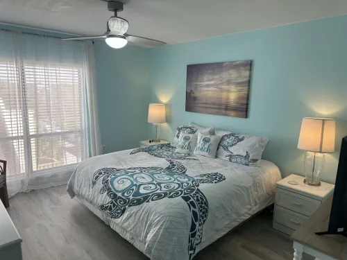 Siesta Key Condo- walk to beautiful beaches, ride a free trolley around the key