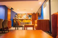 The Six Apparthotel