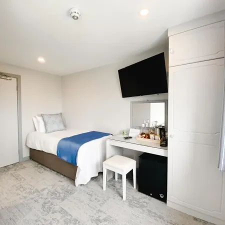 South Sands Hotel Отели рядом с достопримечательностью «Broadoak Mathematics and Computing College»