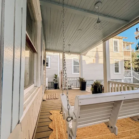 Walk to Historic District, Pets OK, Free Parking, Fire Pit, Laundry, + Porch