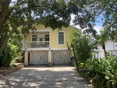 Charming studio in Tybee Island located on a Tidal Creek with dock access 타이비 아일랜드 주변 호텔